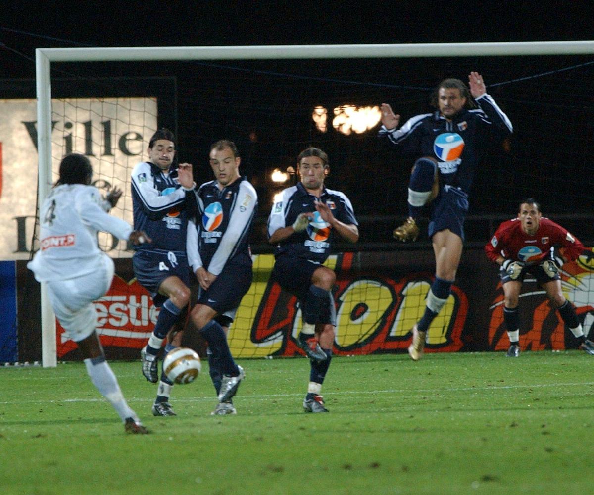 2004年10月8日,法国联赛杯,迪卓恩1-0小胜尼奥特.08/10/04  football 