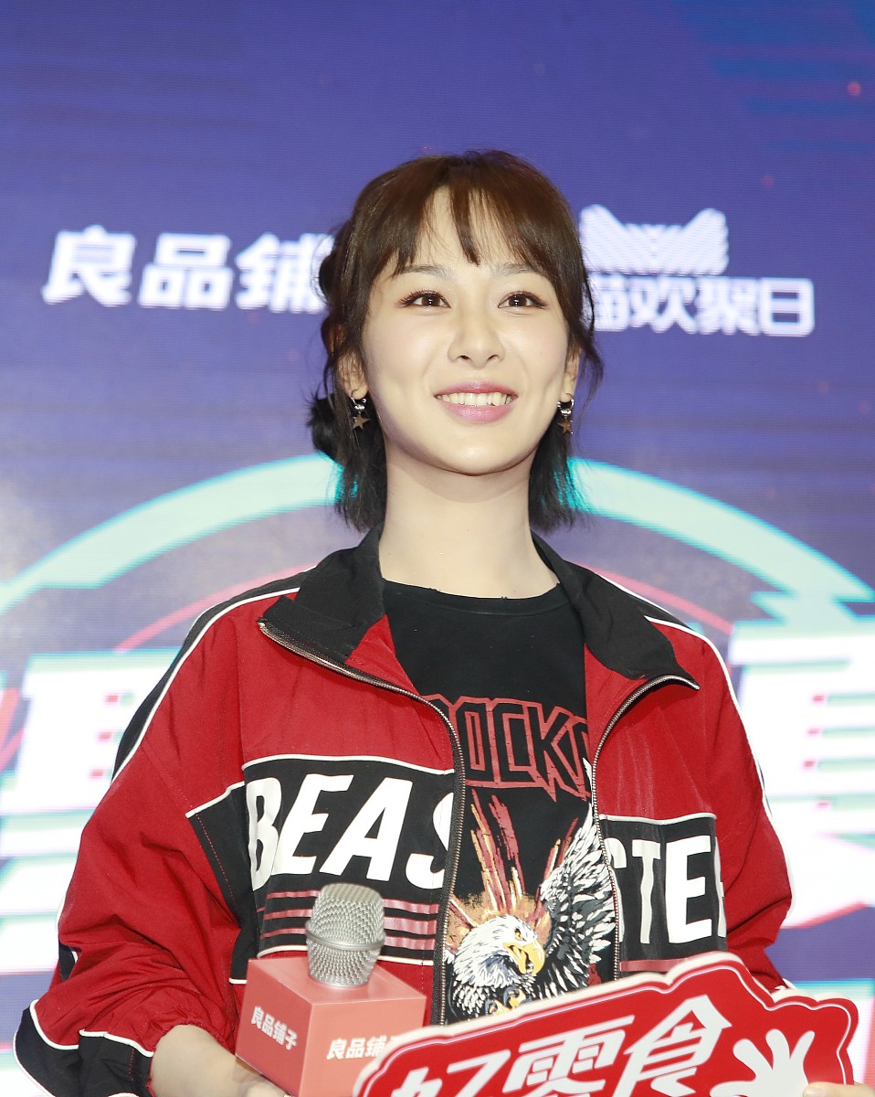 杨紫变朋克少女甜笑露醉人酒窝 与粉丝亲密互动羞涩展示舞技