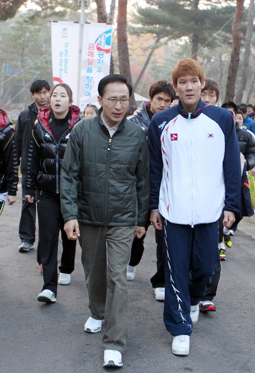 ***_***2010年11月4日,韩国总统李明博访问泰陵选手村,为参加广州亚运