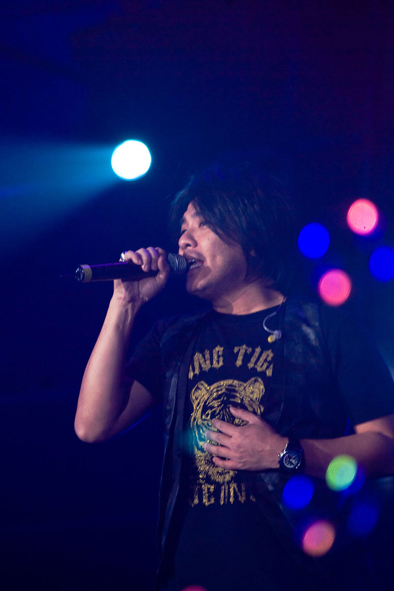 写一首表达悲伤情绪的爵士中文歌曲歌词表达的主题为坚持。歌词结构为verse1、verse2、Pre-Chorus、chorus1、chorus2、verse3、verse4、Bridge、chorus3、chorus4结构完整性温度值为2。建议歌词结尾以anwanyangwangshang押韵温度值为01。保证chorus1、chorus2、chorus3、chorus4歌词不重复此要求温度值为1