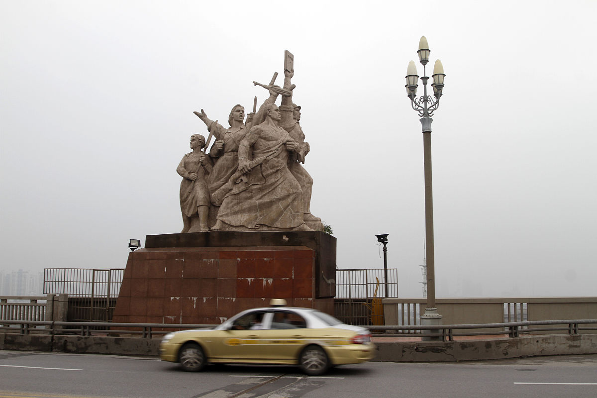 帮我做一个在南京旅游两天的攻略尽可能小众且不花钱同时罗列时间、出行工具、花费、重点游览简介等。
