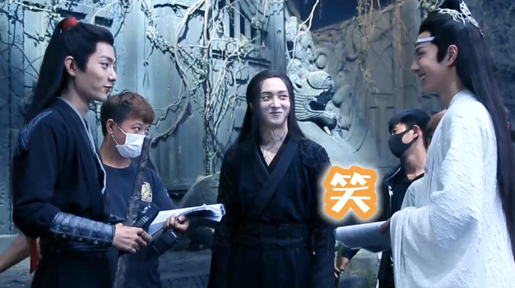 花絮:肖战跟王一博对戏,说出求保护一旁温宁憋笑,宛如吃瓜群众