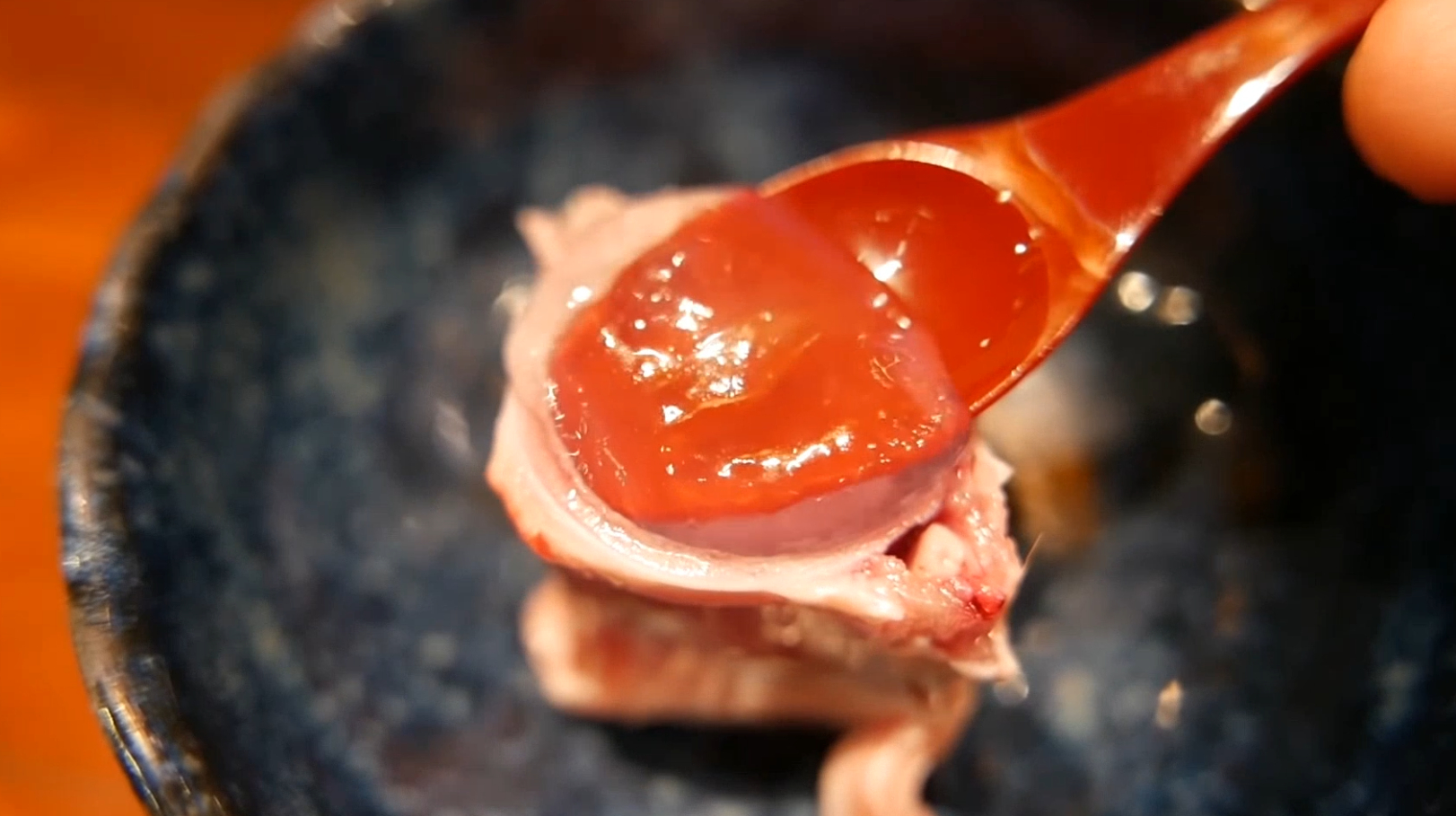 日本人吃完鱼还要吃鱼骨头?直接用勺子舀出精华,真的太会吃了