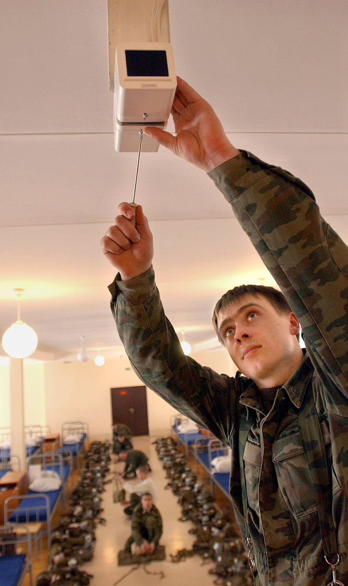 军事通信与民用通信的区别：安全、技术、频率、范围