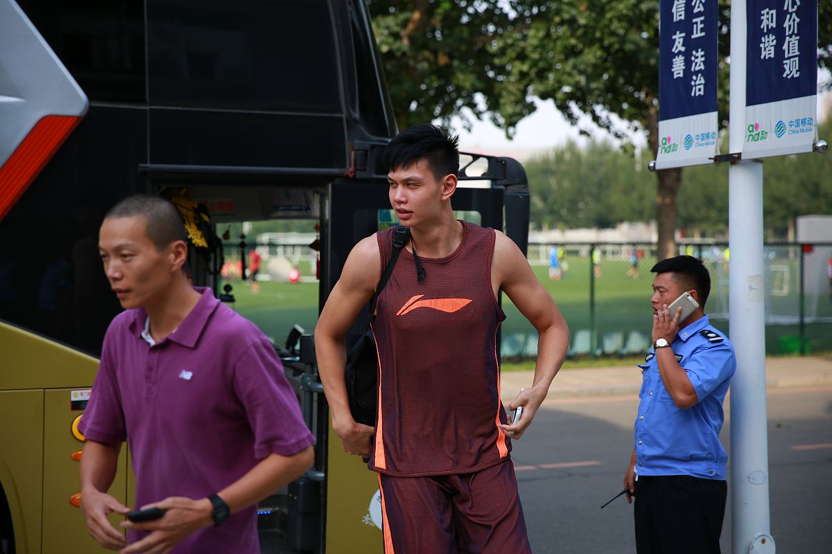 一些家长认为非专业运动员出身的教练不能带出好的学生但刘教练总是打破偏见帮我写一下后续他反对这样偏见的做法