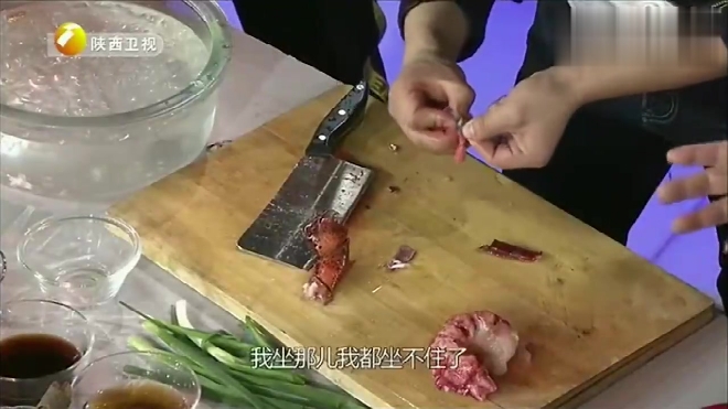 臊子波士顿龙虾下:龙虾肉质嫩滑细致,多种维生素营养也美味