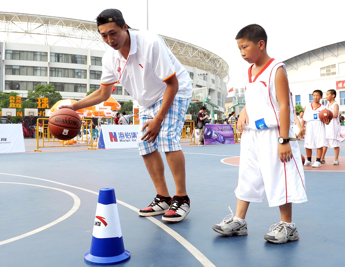 篮球教练新学期行动计划：如何提升学生技能与培养团队精神