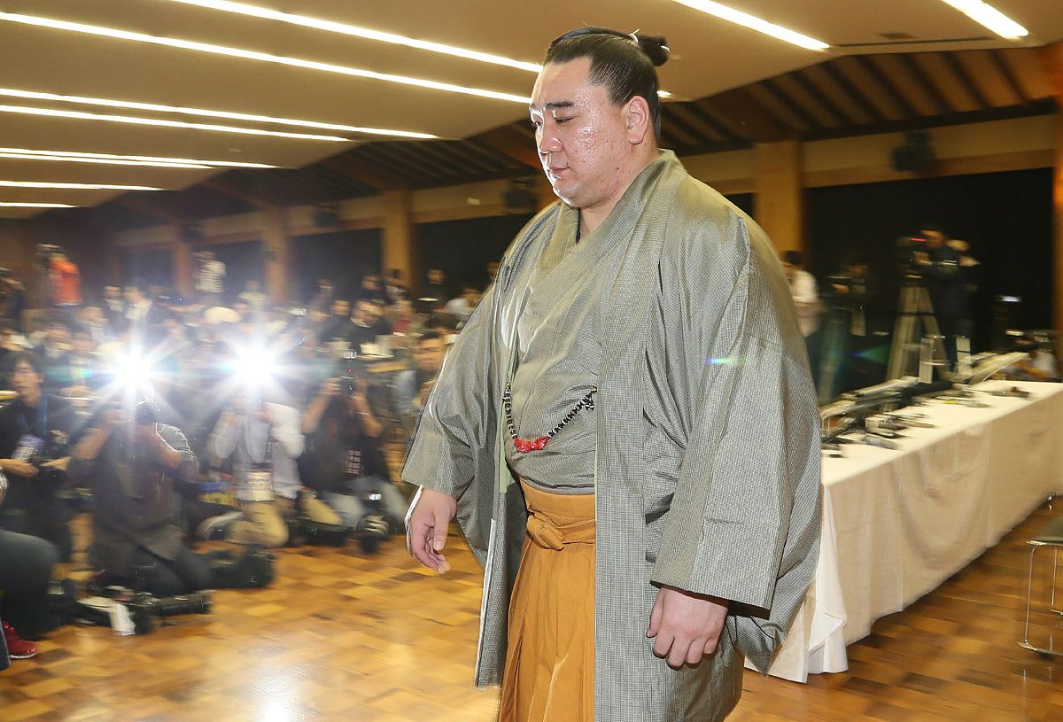 2017年11月29日,日本,相扑名将日马富士公平因酒后斗殴丑闻,召开发布