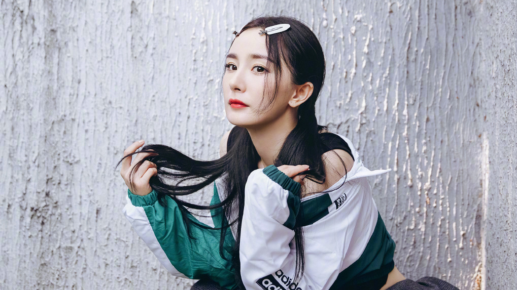 #爱豆换季穿搭大赏#【杨幂现身机场穿搭清凉,大秀长腿腿部肌肉线条超明显】10月4日,杨幂现