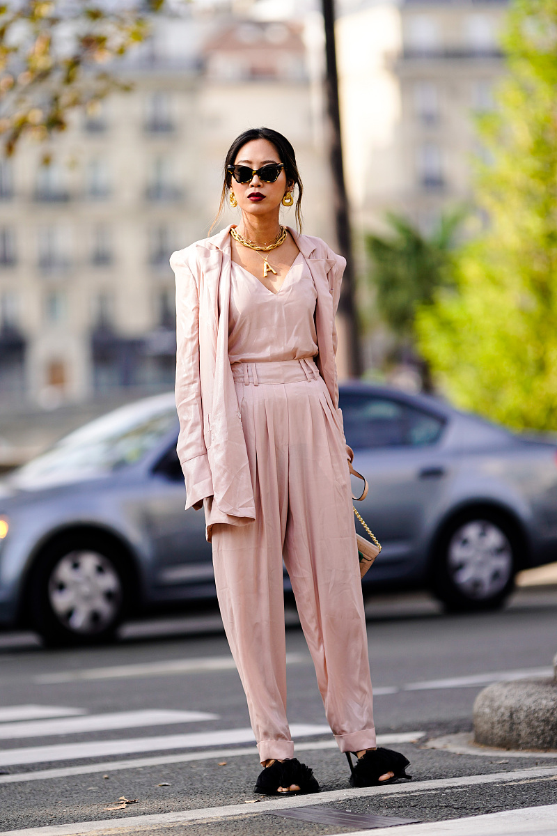 撰写一篇时尚穿搭美文。就让我们通过自由的穿搭来呈现当下自在的生活方式吧。服饰松弛感的设计予以了身体透气清凉的体验时尚感的裁剪和点缀将童年的随性和烂漫彰显让人感觉到夏日的美好。