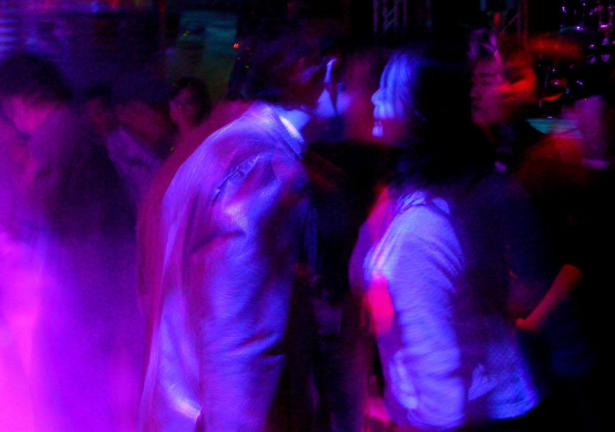 857狂欢背后的代价：年轻人沉迷夜店文化的警示