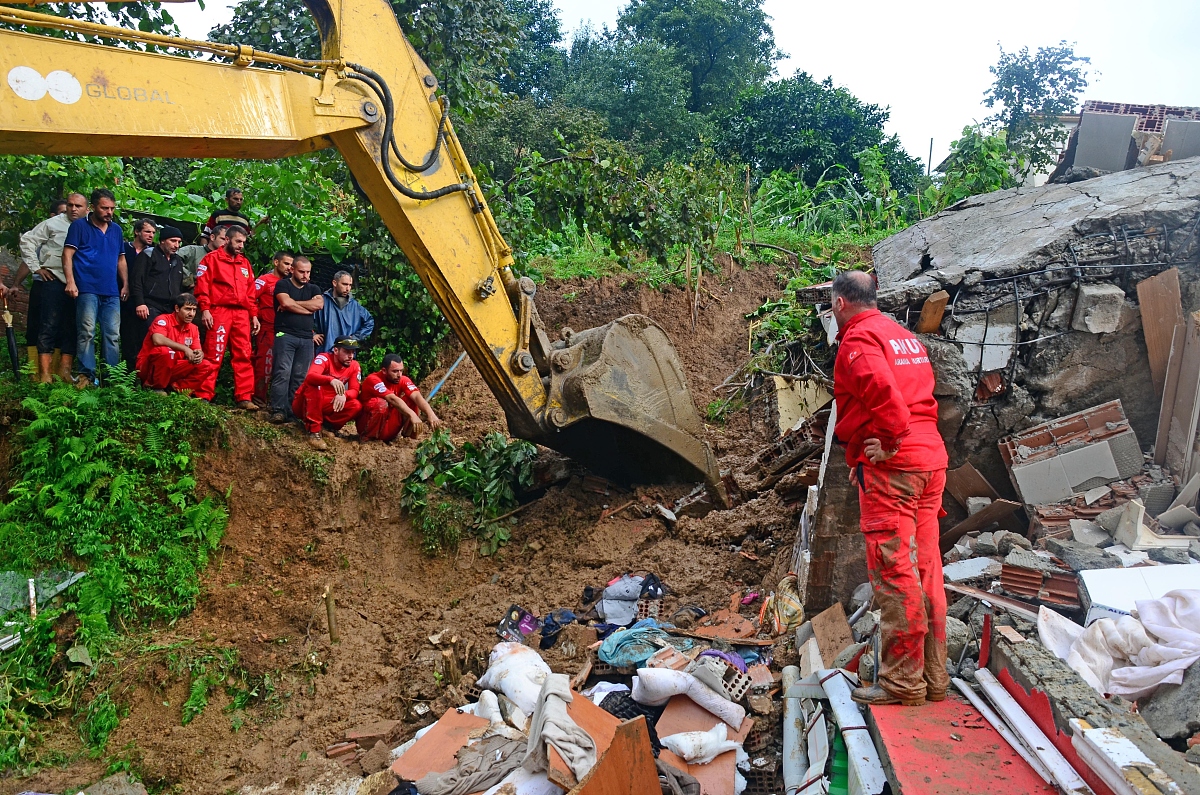 当地时间2015年8月24日,土耳其北部阿尔特温省当天发生的洪灾和山体滑