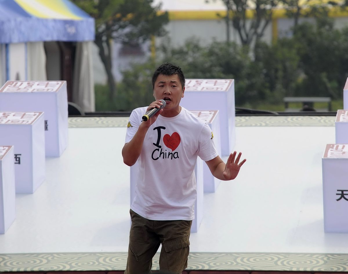 汇报的主题是：讲好中国故事塑造中国形象的青年担当作。我需要写一段汇报稿子有关于主题中的我应该讲什么故事要求列举不同方面的每个方面不得少于引用两个时事热点的例子例如传统文化符号中国传统文化中国人日常生活等