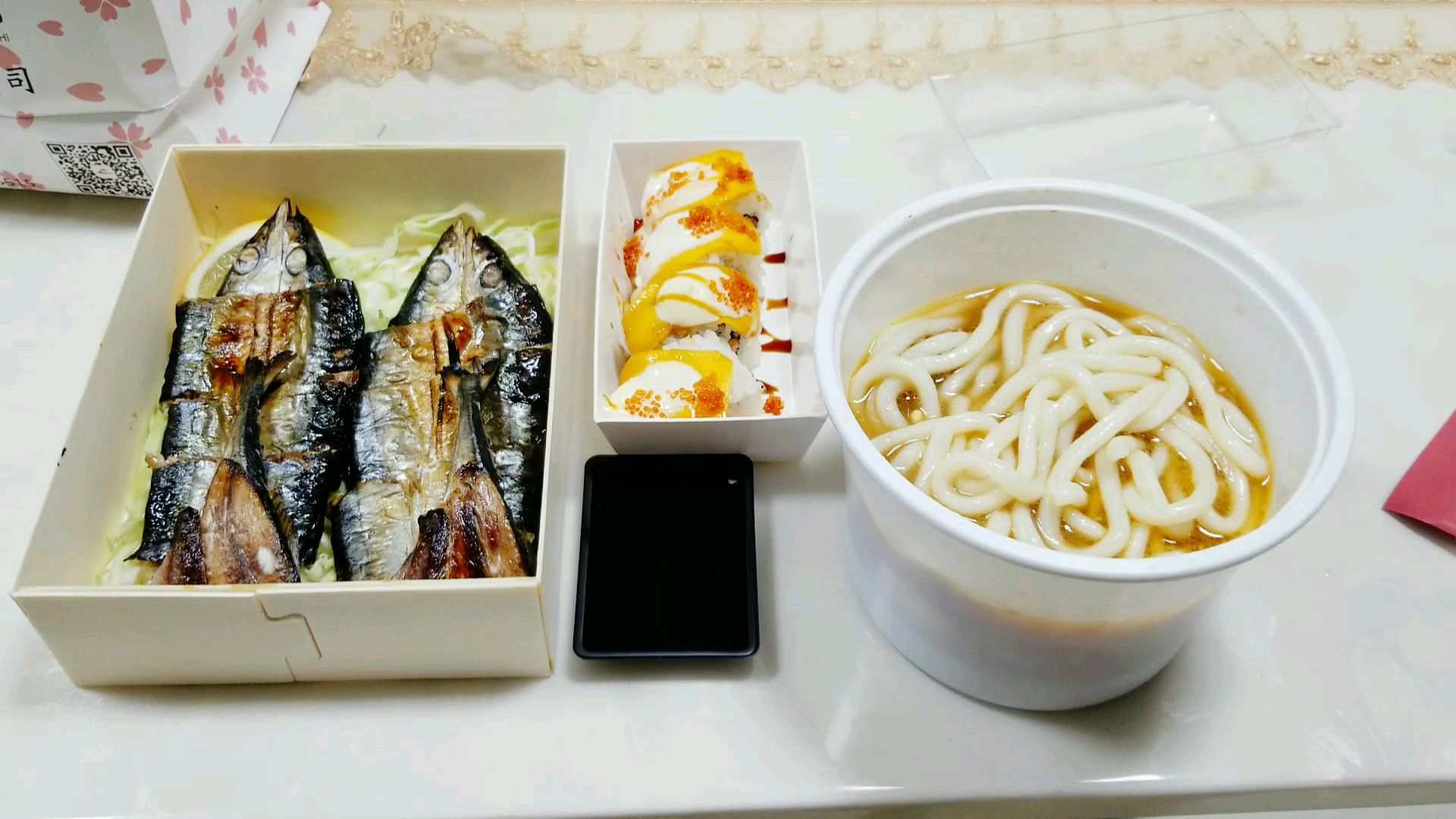 外卖68元“泡菜肥牛乌冬面”,酸辣可口,烤秋刀鱼买一条送来两条