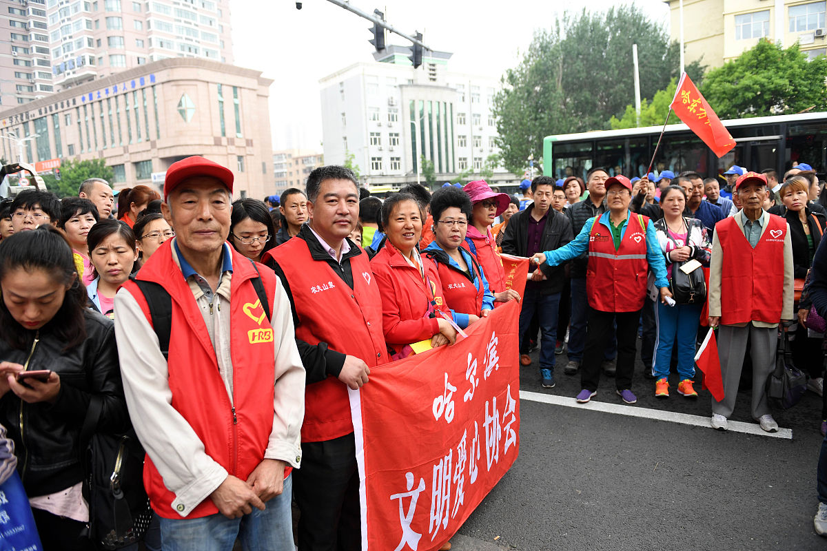 写一份类似：感谢信中国石化燕山石化公司青年强则国家强。今年以来贵公司认真贯彻落实党中央关于推动巩固脱贫攻坚成果同乡村振兴有效衔接的决策部署以实际行动践行中国石化集团公司校企结对帮扶部署通过层层筛选好中选优石杨、刘彦泽、杜伟玲、姬梦珊同志从中脱颖而出自8月15日起到我县黄桥镇石化学校长期驻校支教。驻校期间四位志愿者较好地发挥了校企间桥梁纽带作用建立艺绘社团、街舞社团、线上英语角、心灵小屋组织书善比赛