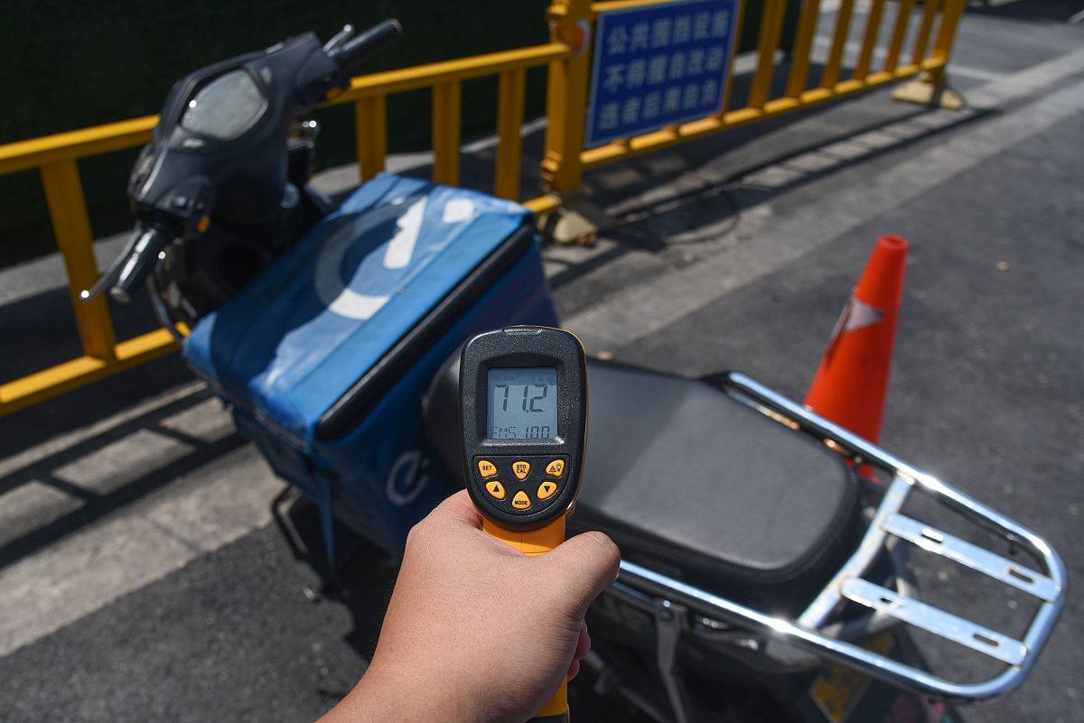 请改写下面一段话。本文首先介绍了FMCW毫米波雷达的结构和功能。随后深入分析了FMCW信号的基本特点并建立FMCW雷达发射信号、接收信号和中频信号模型。在此基础上提出通过中频信号相位变化检测呼吸和心跳的频率的方法并推导了距离分辨率和最大探测距离的公式。