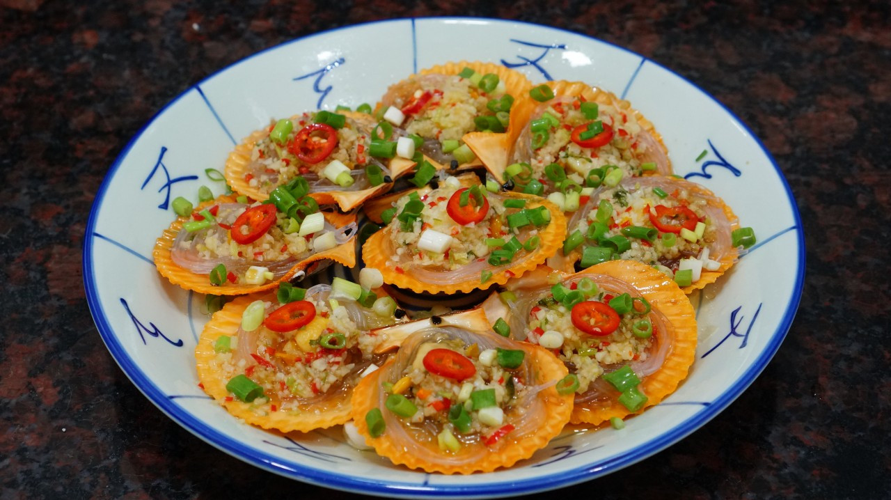 粉丝蒸扇贝,潮汕夏天很火的一道家常菜,制作简单,鲜香下饭