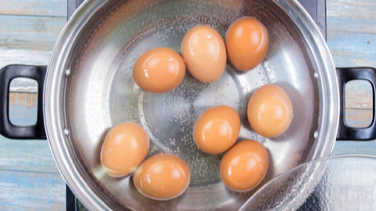 水煮鸡蛋,万万不可直接下锅,这样煮又香又嫩滑,不开裂不粘壳