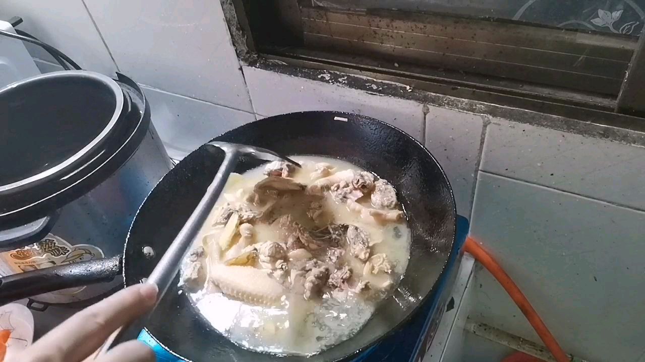 炖鸡汤的时候,放点胡萝卜不仅汤鲜味美,鸡肉也不柴哦。