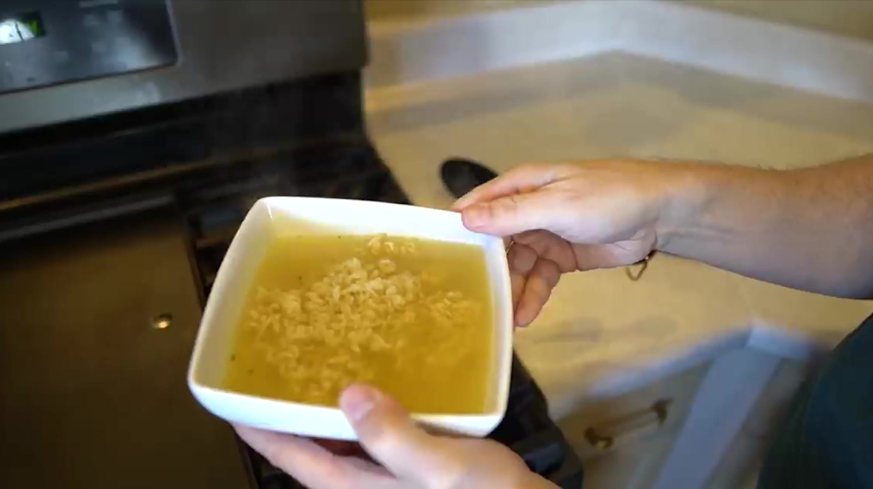 方便面还在煮着吃吗?快来尝试一下新吃法,你绝对想象不到好吃