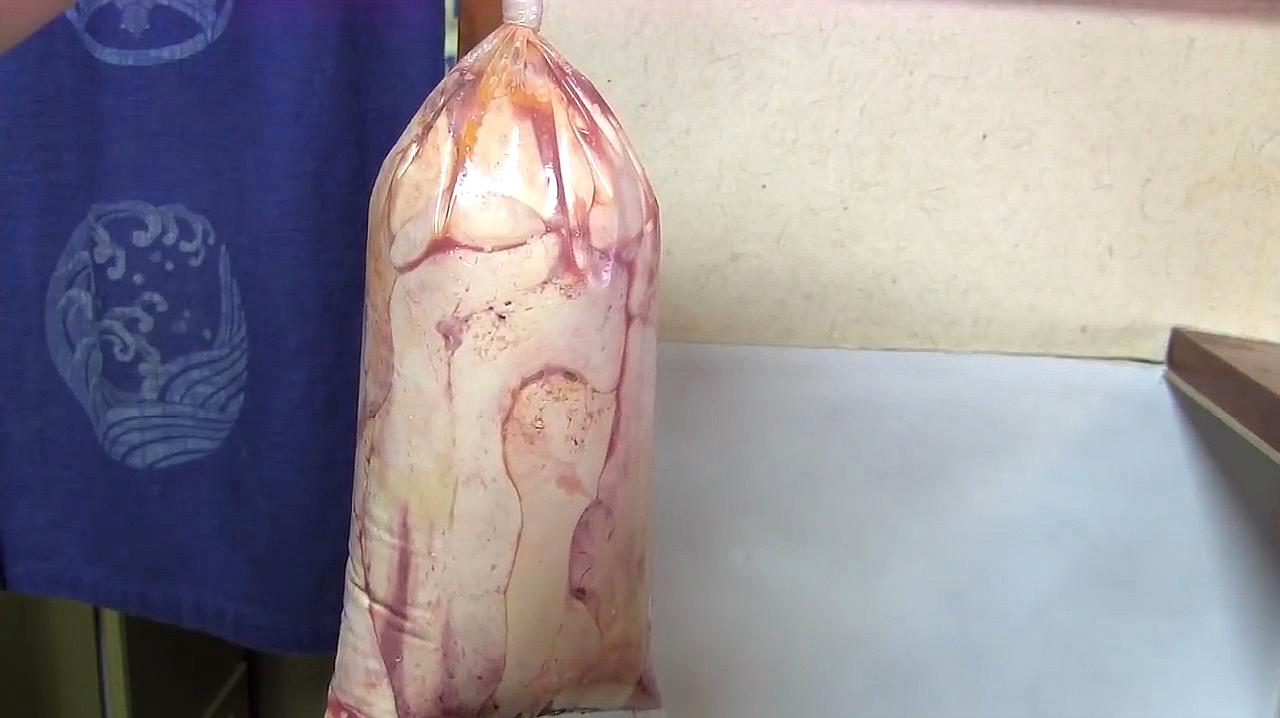 日本人有多喜欢鱼肝,一次买上5斤蒸上20分钟,出锅切块吃