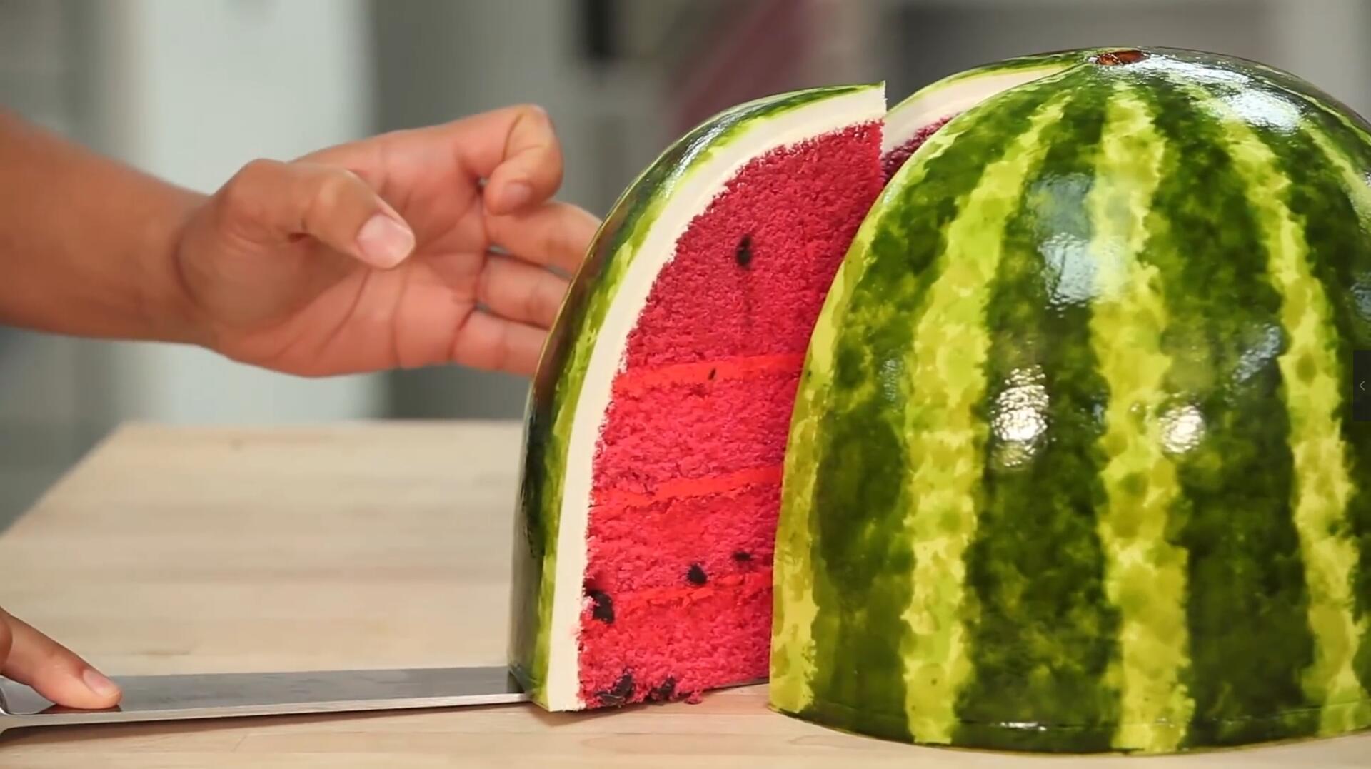 造型逼真的“西瓜蛋糕”,大厨一刀切开,快要被馋哭了