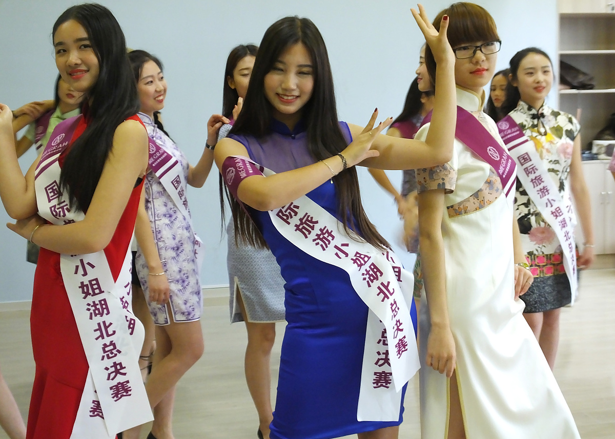 2016年5月27日讯,湖北宜昌,40位参加国际旅游小姐大赛的美女选手在素