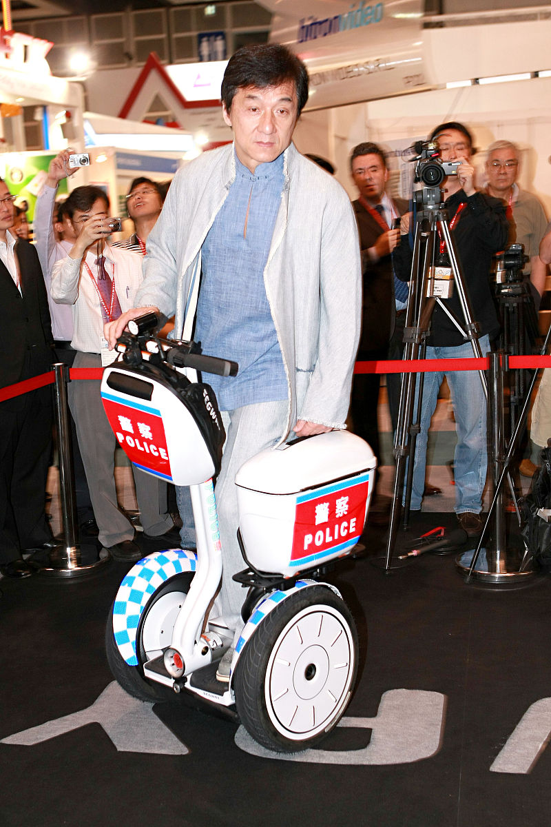 2008年6月4日,香港,成龙出席其代理的segway电动车推介活动.+++_+++成