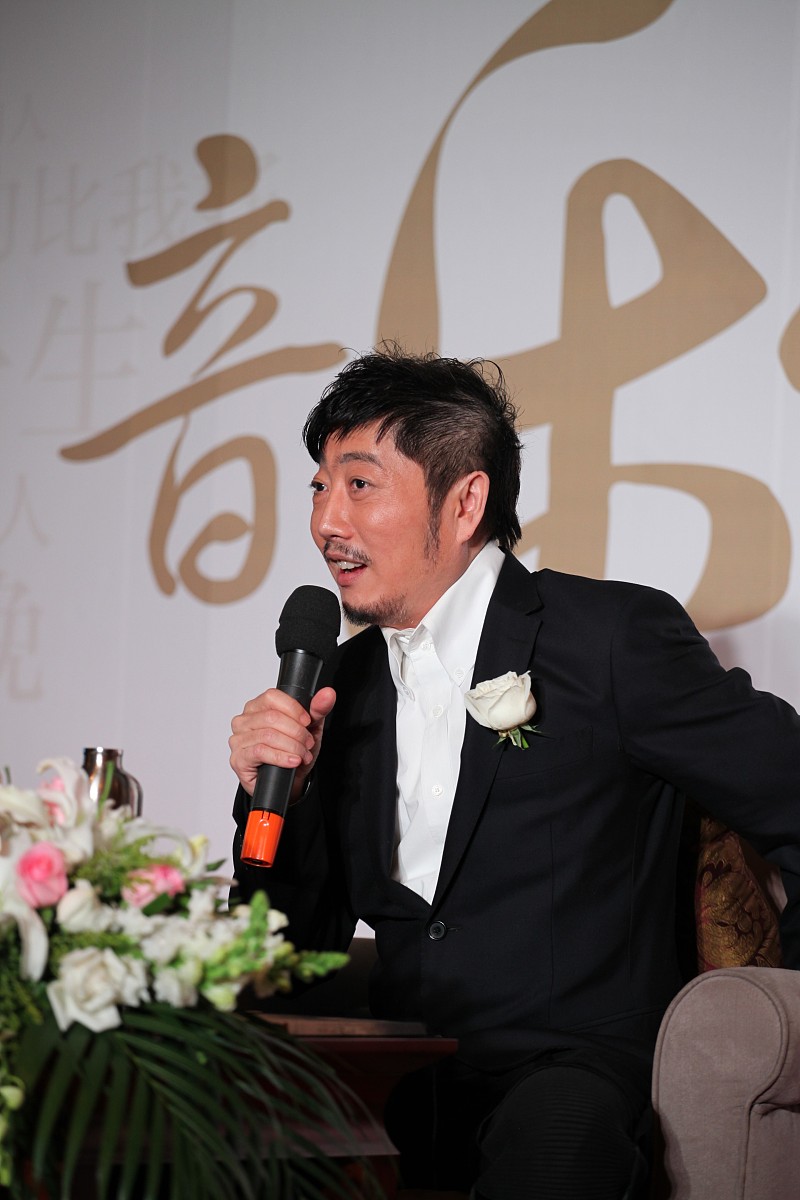 根据以下资料使用自媒体作者的口吻写篇1000字影片观后点评文章需和读者互动用词生动带标题2022年日本动画片《镜之孤城》 主人公是在学校没有立足之地把自己关在家里的中学生·Kokoro有一天房间里的镜子突然发光了Kokoro像被吸入了一样穿过镜子发现前方有一座像城堡一样的不可思议的建筑物里面聚集着和Kokoro有着相似遭遇的7个人。城堡里隐藏着秘密的钥匙找到了那个钥匙的人什么愿望都能实现。