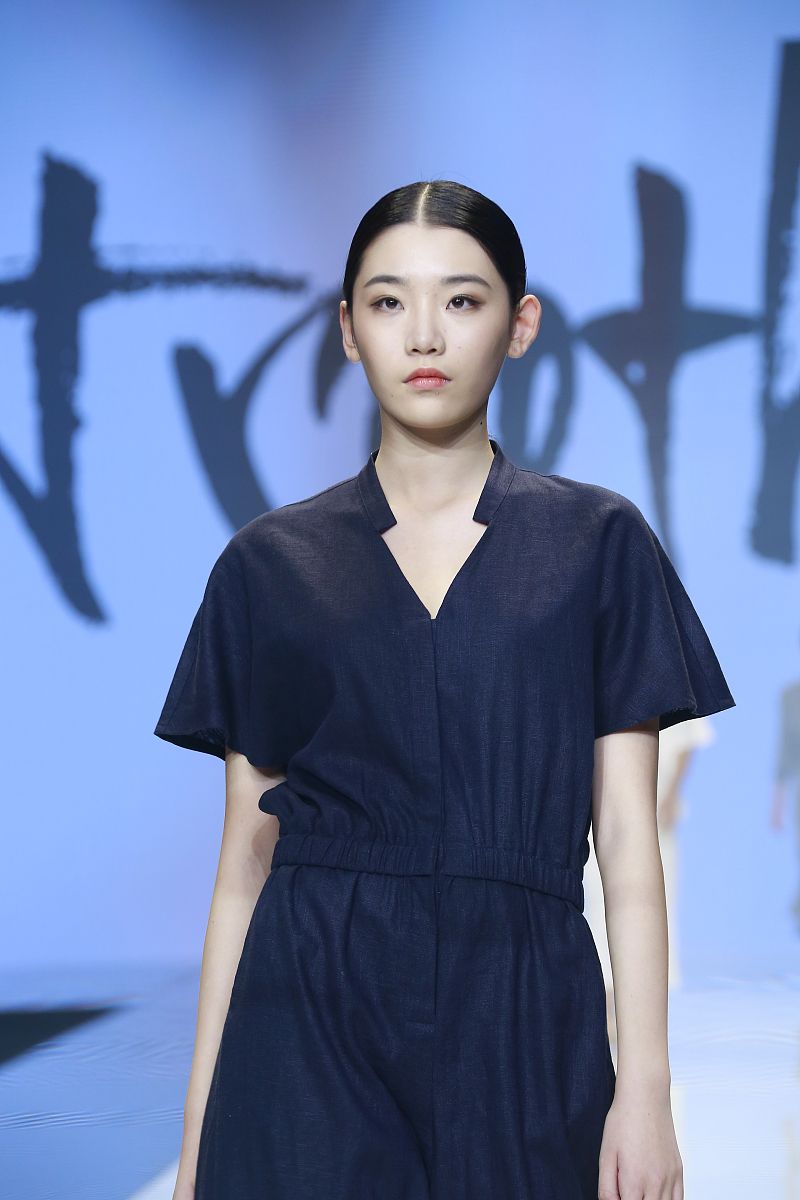 解析整体的诗意“金风飒爽染暮霞，柔情落俗觅诗家 秋色恋梦丹桂香，夜醉书笺露风华 春色开暖桃花仙，明媚殷红点莓苔 岸畔柳荫飞燕来，轻风吹拂片朵开”