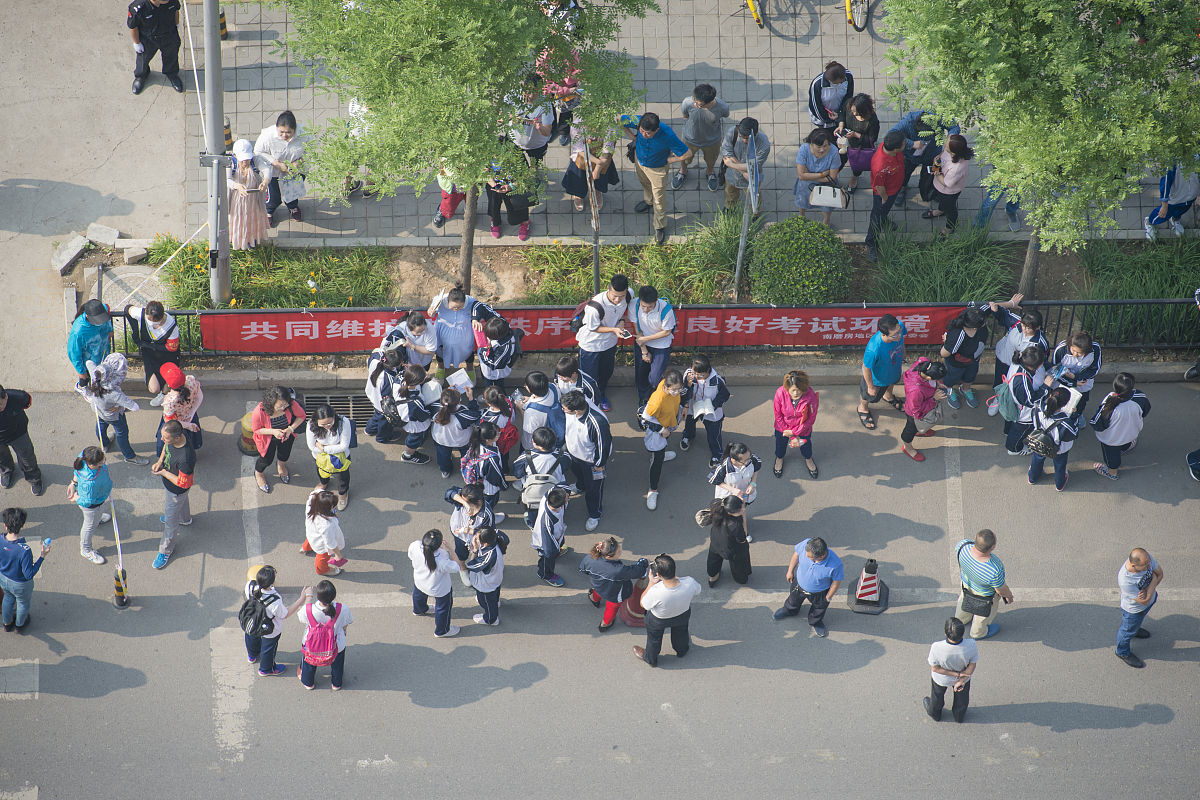 请换一个说法表达以下意思地理是一门文理兼备的学科近年高考和中考中往往在试题中体现对科学探究方法和探究过程的考查如比较、分析、推理、实验、计算、分析统计图表等题目逐渐增多所以在中考复习中要加强这方面的训练。虽然考查形式多样但往往还是对一些基本地理原理、规律、现象进行探究所以掌握基本的地理原理、规律理解日常地理现象是正确应答此类题目的必要保证。比如影响气温和降水的要素海陆分布对气候的影响地球运动基本规