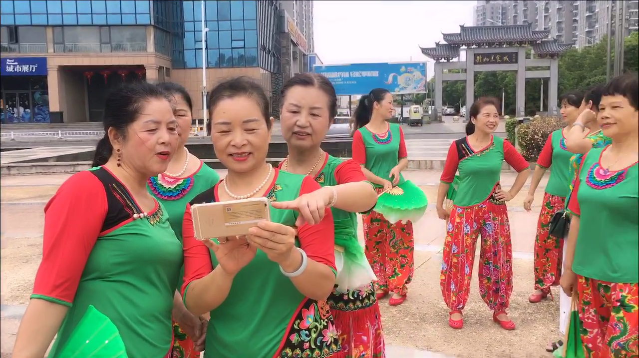 [图]瞧瞧黄土高坡的婆姨们在干啥