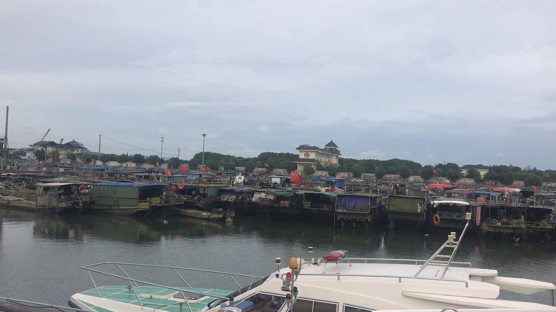 实拍常州太湖水产市场,渔船红旗飘扬,看看今年太湖蟹的价格