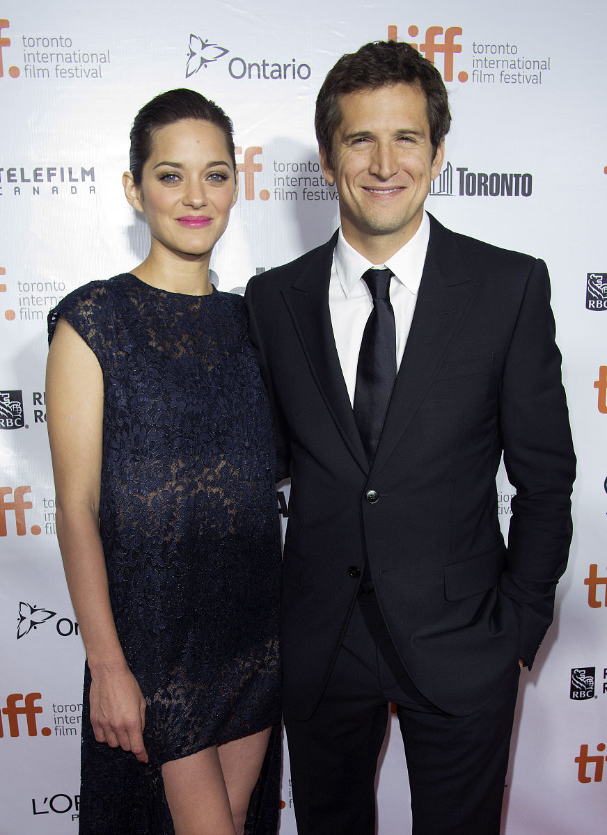 《棋兵斗阵》是一款神话题材的全新多人在线集换式战棋类游戏玩家通过搭建个人局内经济体系使用各具特色的英雄棋子进行对战形成别致的群雄割据式的战斗局势。不但具备15分钟一局极速对决体验和独创的赛事模式等特色玩法同时保留了多人对战战棋的经典玩法让大家享受有趣又激爽的团队战斗。超多特色英雄诙谐的棋手8×8的多风格棋盘丰富的羁绊、科技效果一场纯粹的脑力激荡棋高一招等你出手！