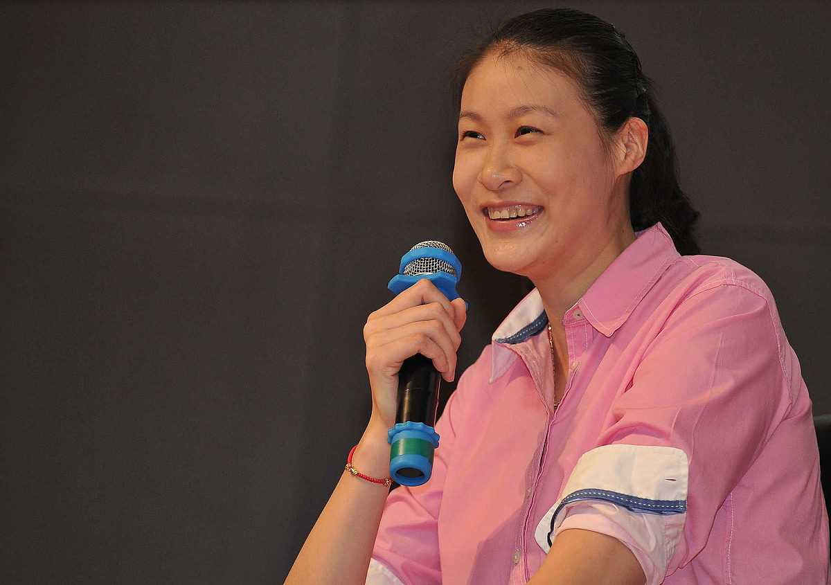 2012年6月8日,北京,排坛美女携个人小说《彩羽侠》亮相.***_***赵蕊蕊