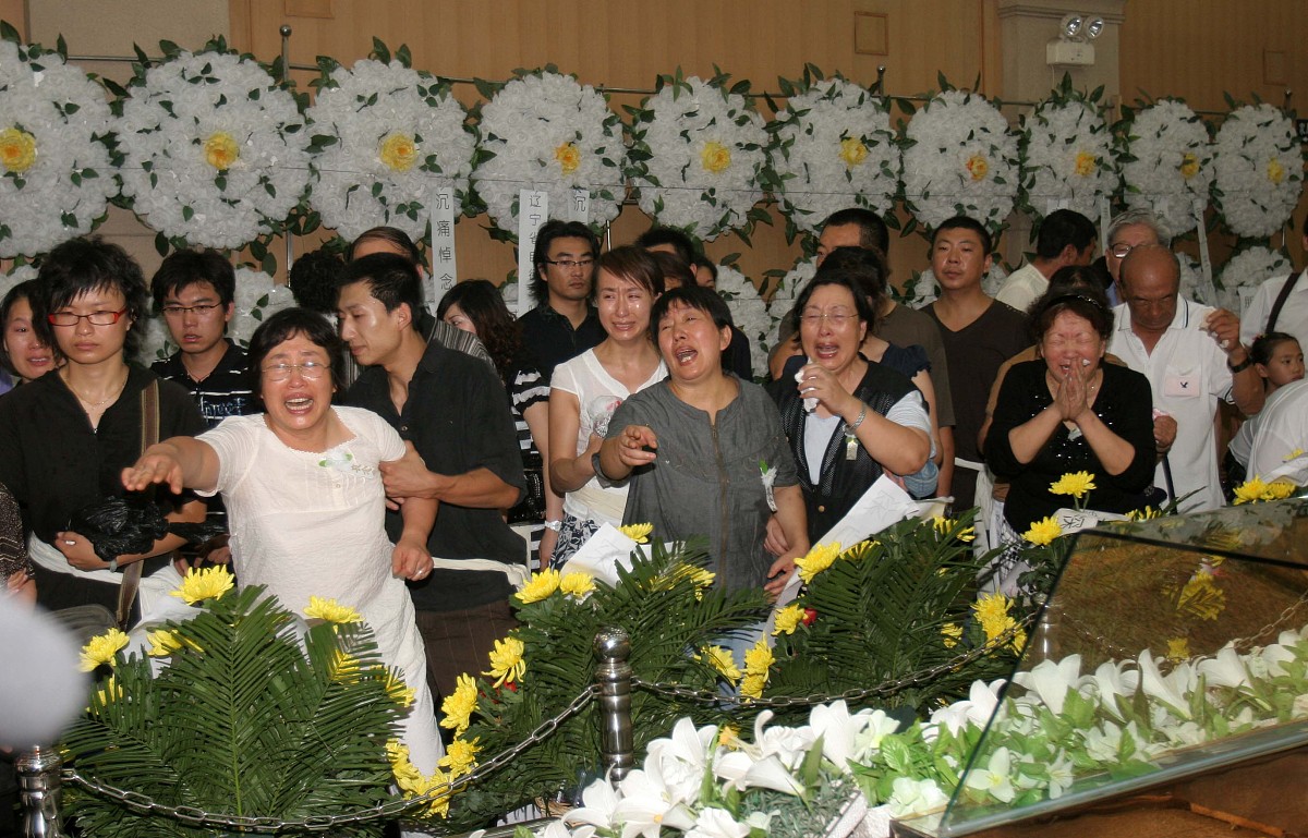 ***_***2007年7月28日,辽宁沈阳,前辽足主教练王洪礼遗体火化.亲属痛