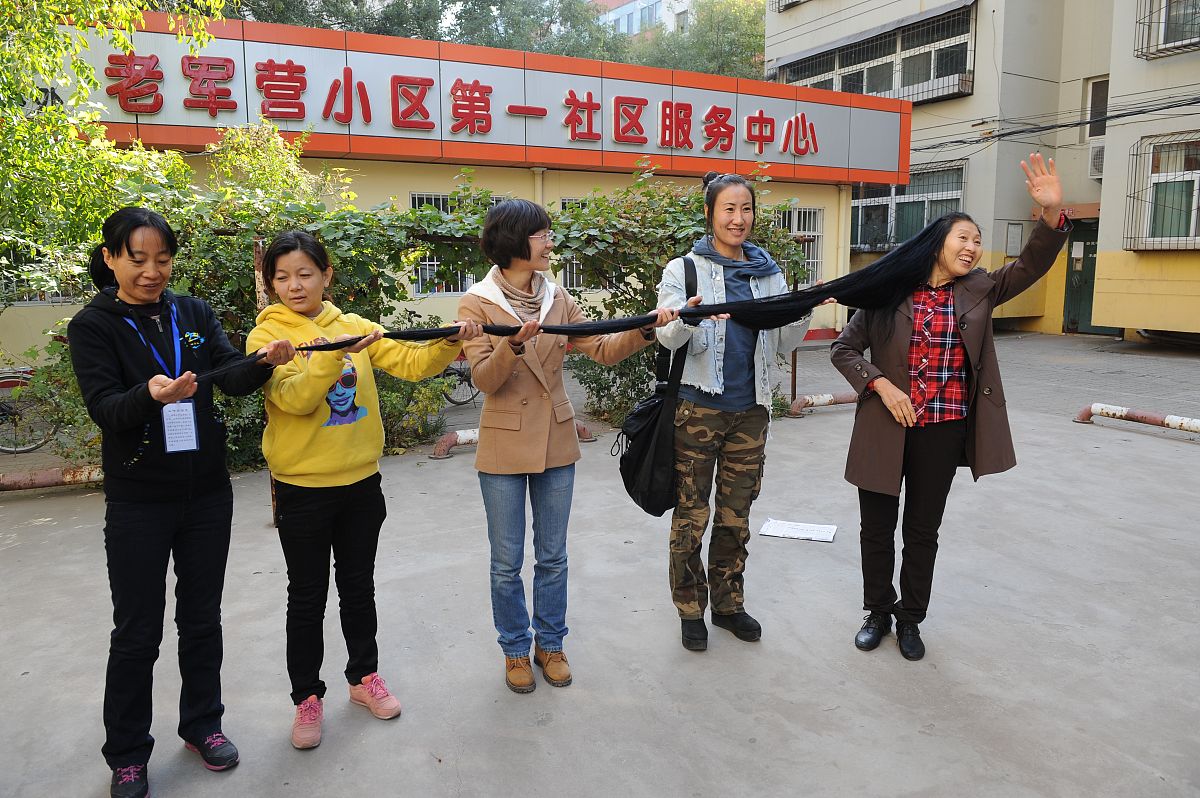 乐享童年 照亮未来今天下午应学校需求在东兴区团委的指导下内江市东兴区起点社会工作服务中心携手内江市爱心志愿者协会和内江师院音乐系的两位同学来到东兴区民族希望小学给学校上音乐课六一儿童节要到了帮孩子排练儿童节要表演的节目。同学们都很认真积极参与互动现场氛围热烈！扩写成新闻稿