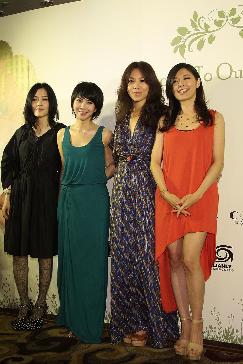 2012年8月11日,台北,37岁的路嘉怡与制作人汤宗霖大婚,在喜来登饭店补