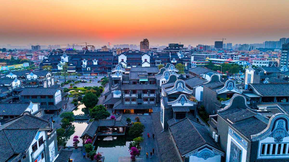 2019年11月5日,广东佛山,黄昏时候的,玉器街区内的古色古香的建筑.