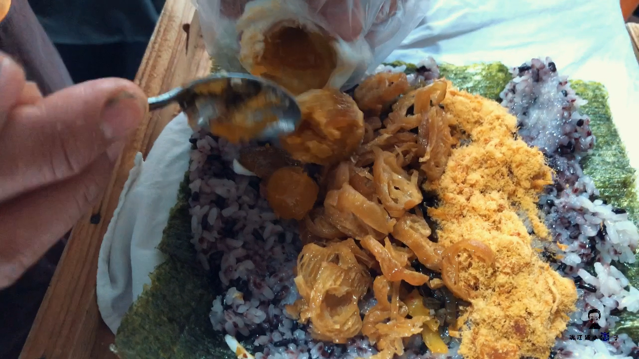 喷香的糯米饭团,饭团里面放了好多配料,一个只要5元起