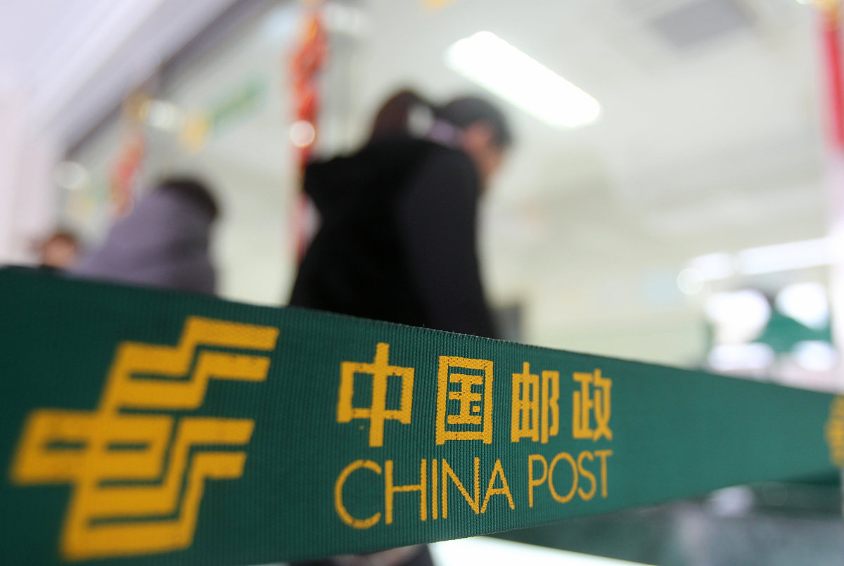 从图3-3的业务构成来看邮储银行主要依靠个人银行业务获得营业收入这是其主要的收入来源。具体来看个人银行业务营业收入为2354亿占比高达7028毛利率为1338。相比之下资金业务和公司银行一起仅占2966占比相对较小。加入细节