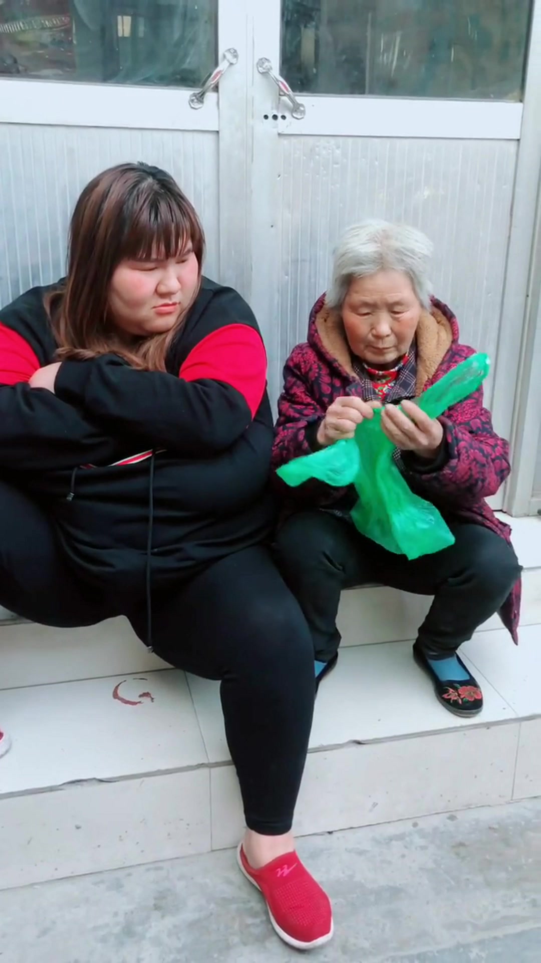 原来比心的手势在各国有不同的意思,到胖圆圆和婆婆这里太搞笑