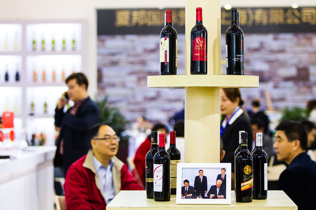 喜欢；过年时买了送礼的按照我写好的这半句评论和评分能帮我补充关于酒的评价吗？