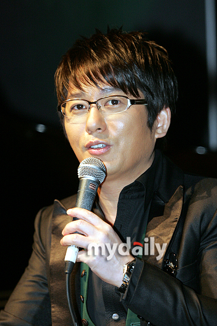 2009年11月11日,首尔,韩国歌手申胜勋新专辑《love o'clock》宣传活动