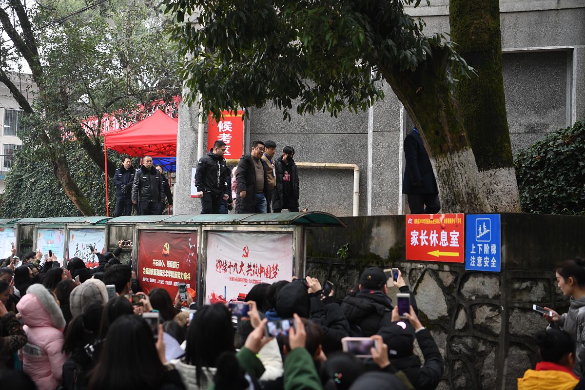 成都大学新闻中心记者团部门招新推文取几个有吸引力的标题。中文。一句话短标题字数不超过15个字。用排比式。参考爆款广告slogan