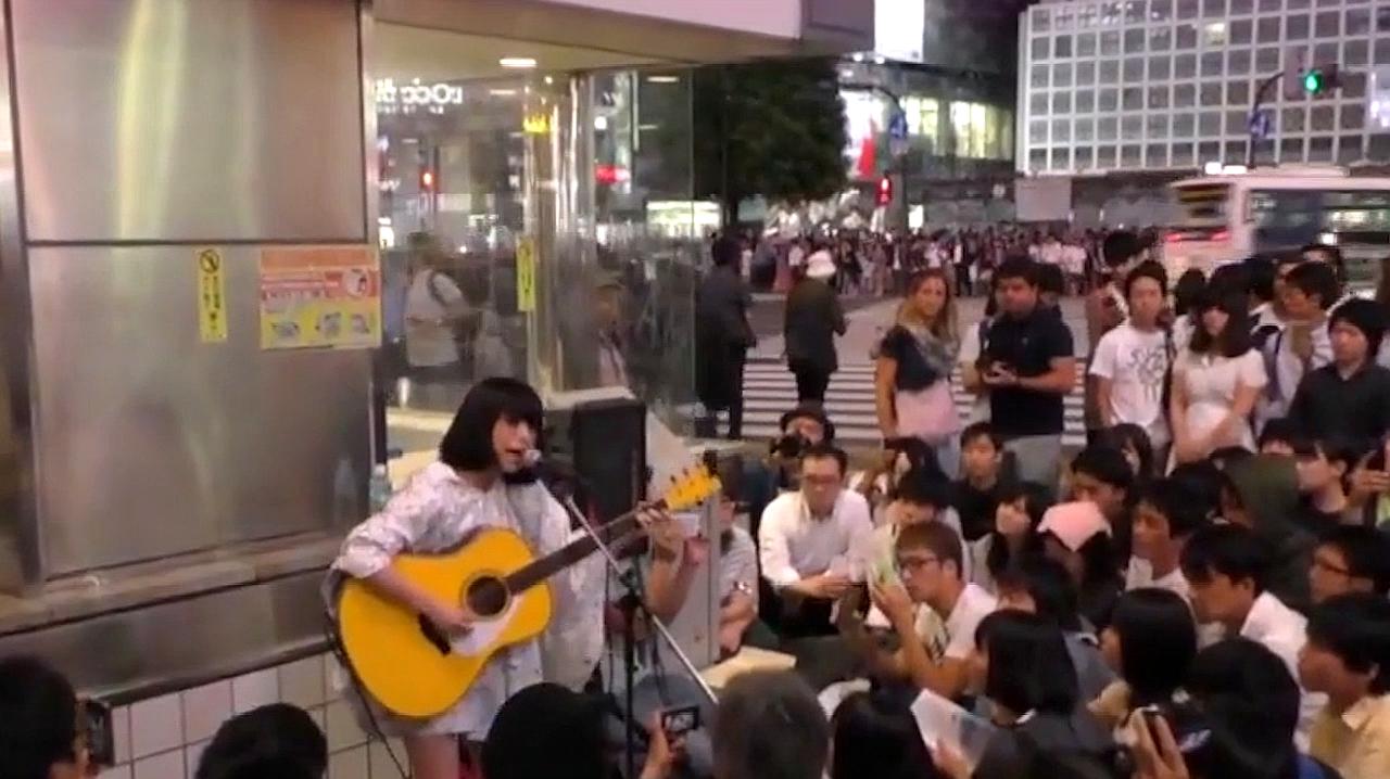 [图]女生唱日本动漫《乱步奇谭》主题曲,撕心裂肺的嗓音引来路人围观