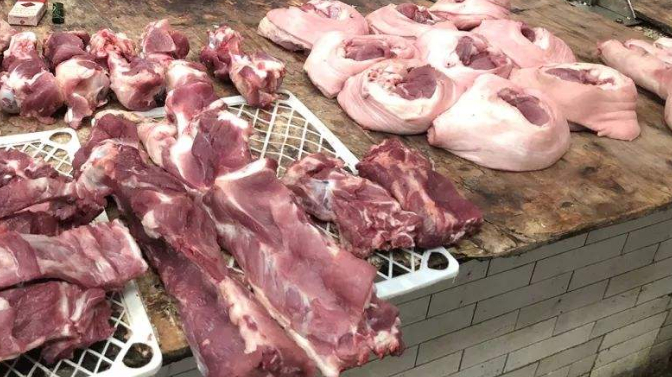 猪肉买什么样的好?买挂着的还是买案板上的?我来告诉你答案