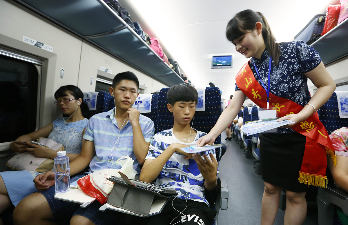 重庆地铁学校：初中生新上学方式，上车即学！