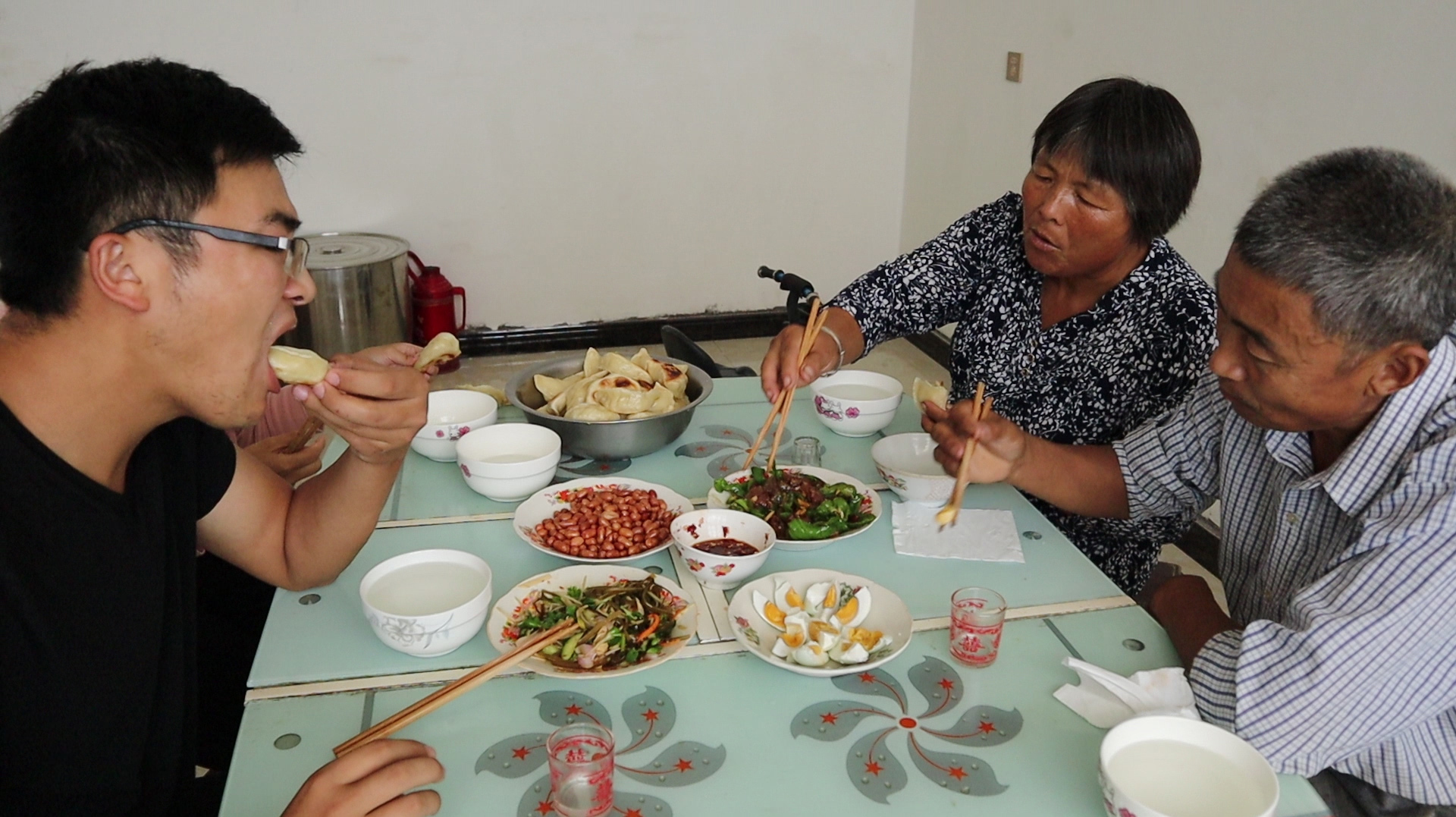 爸妈包了锅贴大饺子,我炒个牛头肉,媳妇儿买了几个凉菜,吃爽了