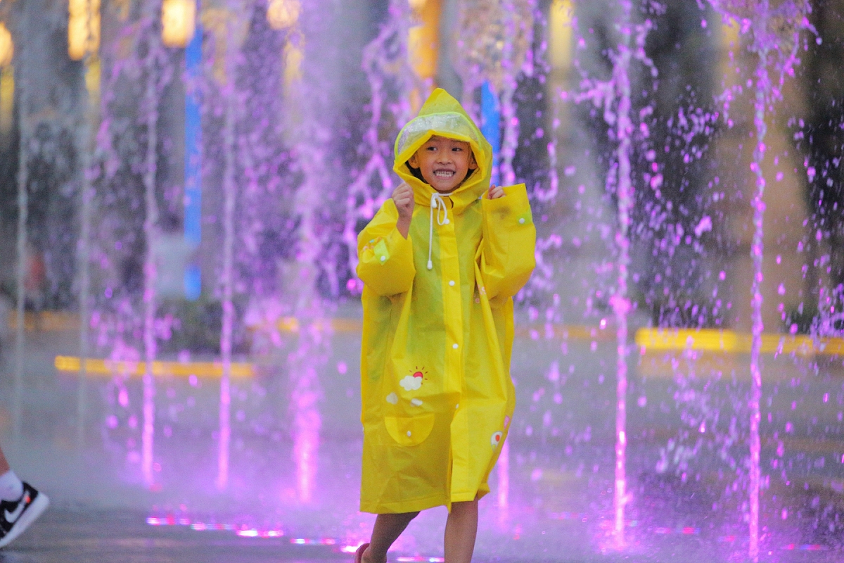 使用Xpath爬取中国天气网廊坊近7日天气爬取7日最高温度和最低温度。